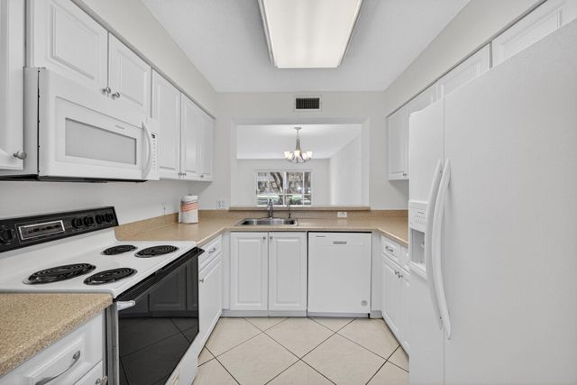 7425 N Devon Dr 107, Tamarac, FL 33321