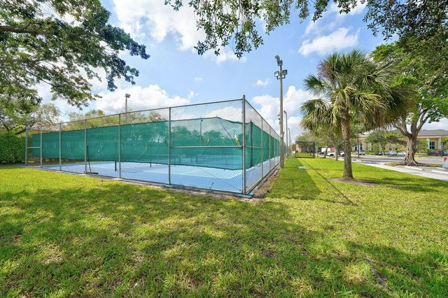 7425 N Devon Dr 107, Tamarac, FL 33321