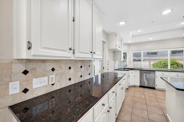 5806 Smoke Glass Trail, Dallas, TX 75252