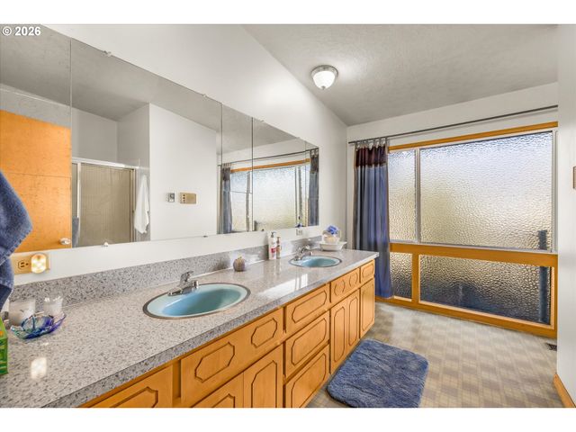 2205 N COUNTRY CLUB Dr, Canby, OR 97013