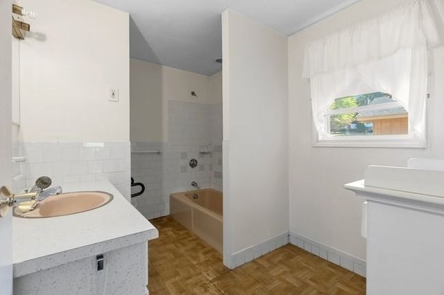 8 Oran Cir, Peabody, MA 01960
