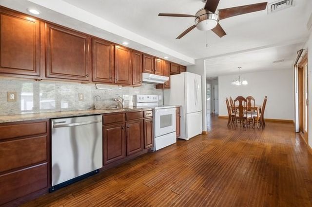 8 Oran Cir, Peabody, MA 01960