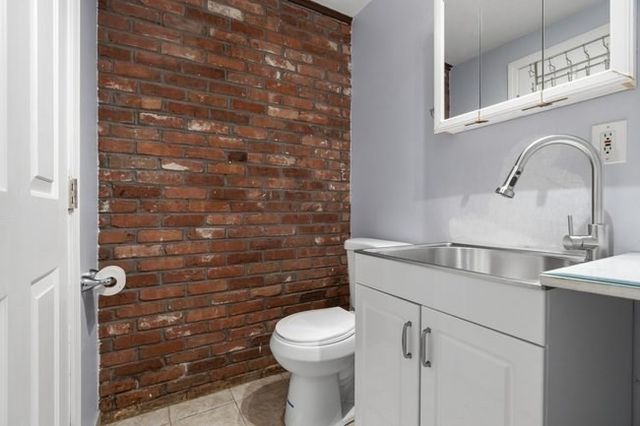 8 Oran Cir, Peabody, MA 01960