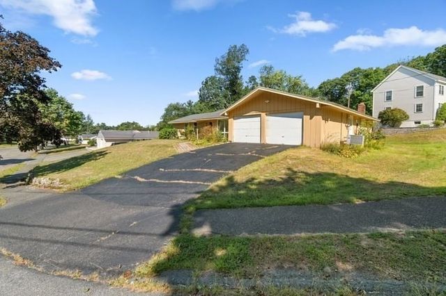 8 Oran Cir, Peabody, MA 01960