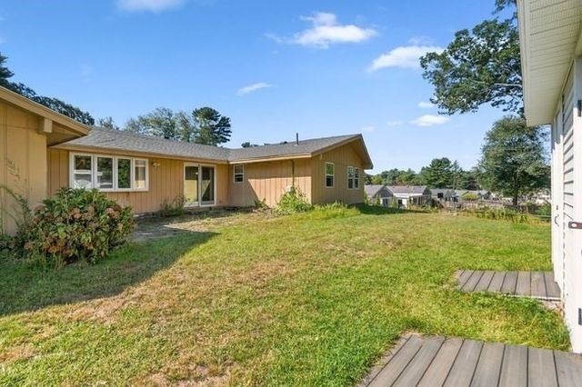 8 Oran Cir, Peabody, MA 01960