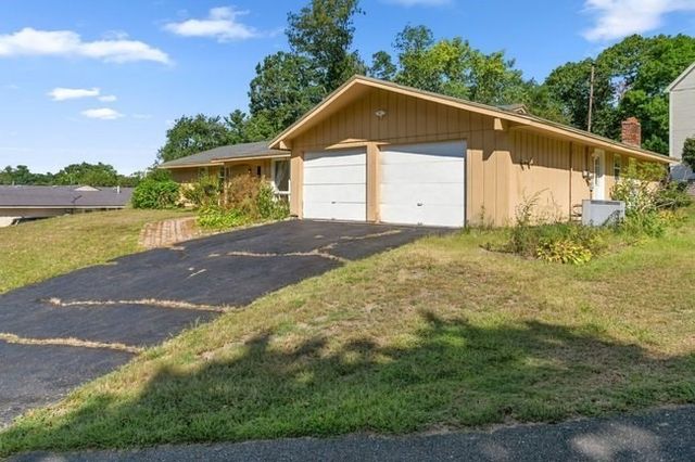 8 Oran Cir, Peabody, MA 01960