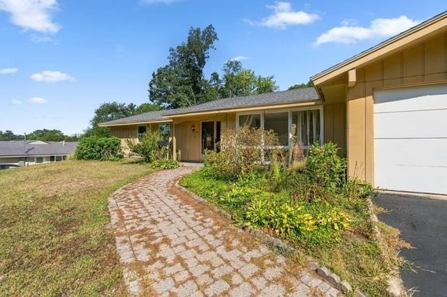 8 Oran Cir, Peabody, MA 01960