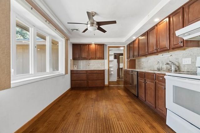 8 Oran Cir, Peabody, MA 01960