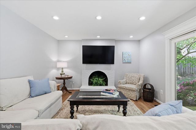8608 CORAL GABLES LN, Vienna, VA 22182