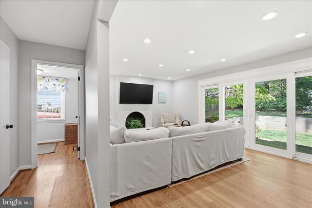 8608 CORAL GABLES LN, Vienna, VA 22182