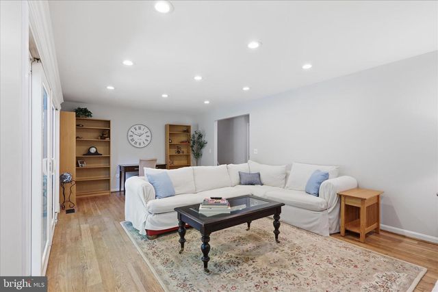 8608 CORAL GABLES LN, Vienna, VA 22182
