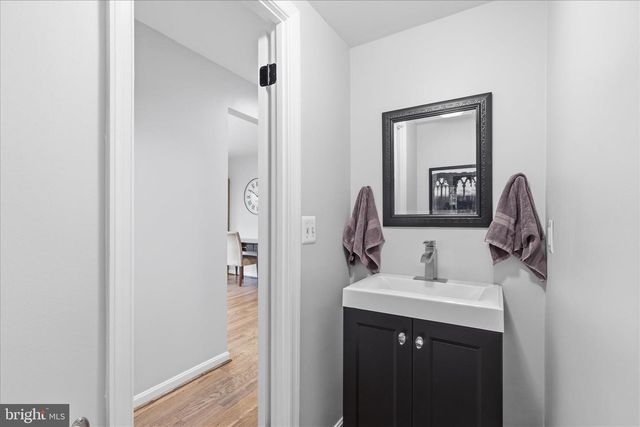 8608 CORAL GABLES LN, Vienna, VA 22182