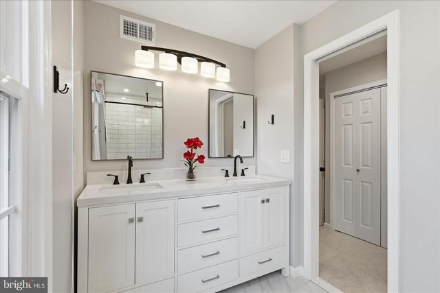 8608 CORAL GABLES LN, Vienna, VA 22182