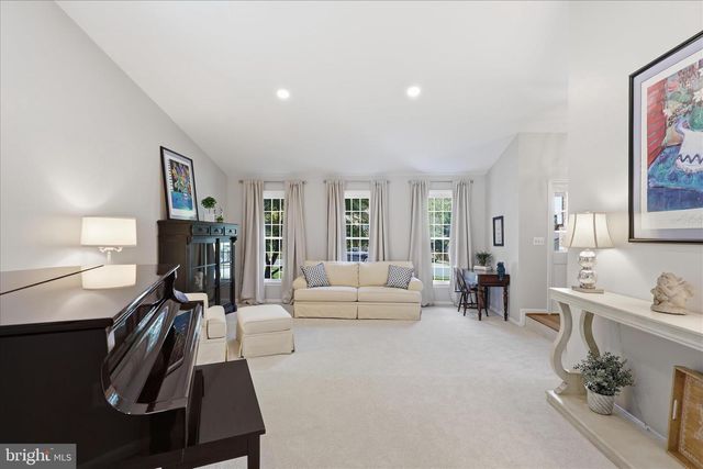 8608 CORAL GABLES LN, Vienna, VA 22182