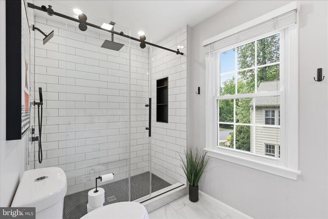 8608 CORAL GABLES LN, Vienna, VA 22182
