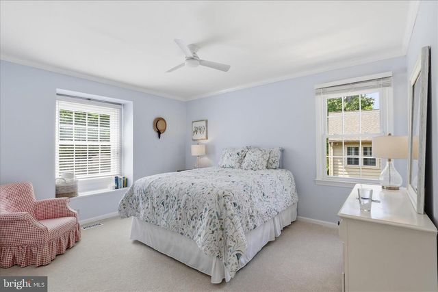 8608 CORAL GABLES LN, Vienna, VA 22182