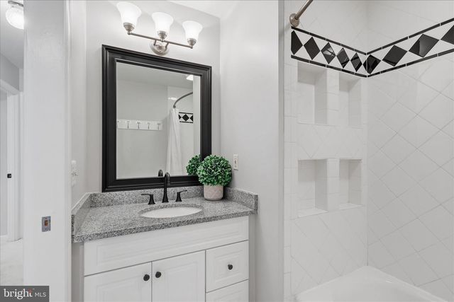 8608 CORAL GABLES LN, Vienna, VA 22182