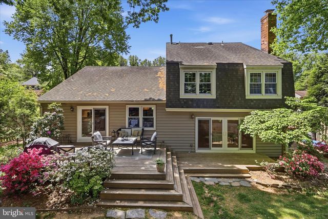 8608 CORAL GABLES LN, Vienna, VA 22182