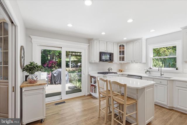8608 CORAL GABLES LN, Vienna, VA 22182