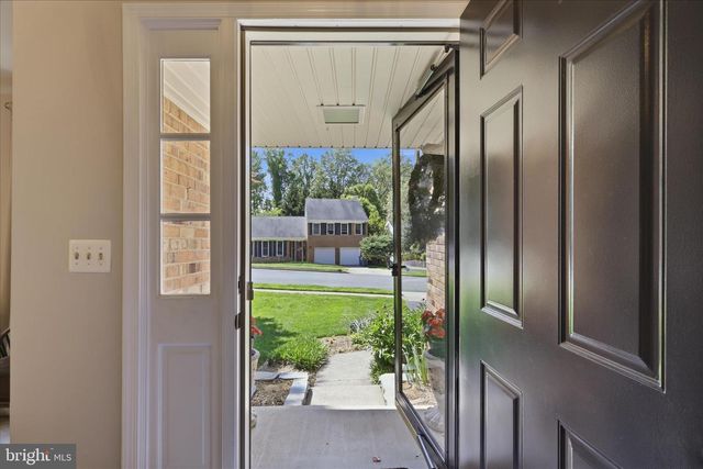 8608 CORAL GABLES LN, Vienna, VA 22182