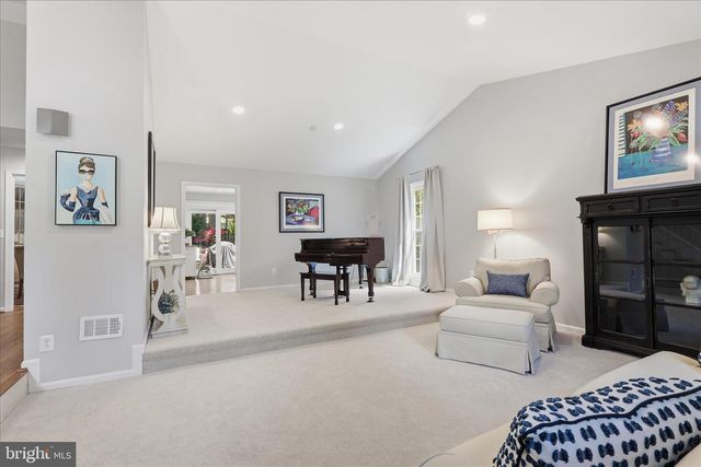 8608 CORAL GABLES LN, Vienna, VA 22182