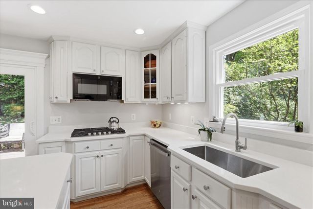 8608 CORAL GABLES LN, Vienna, VA 22182