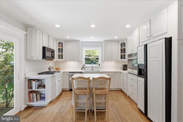 8608 CORAL GABLES LN, Vienna, VA 22182
