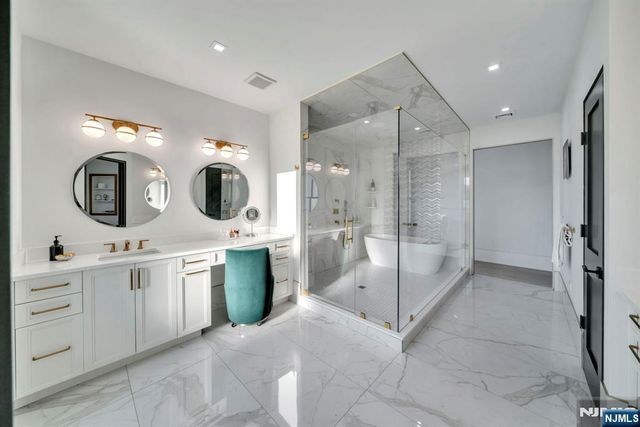 15 Stonegate, Old Tappan, NJ 07675