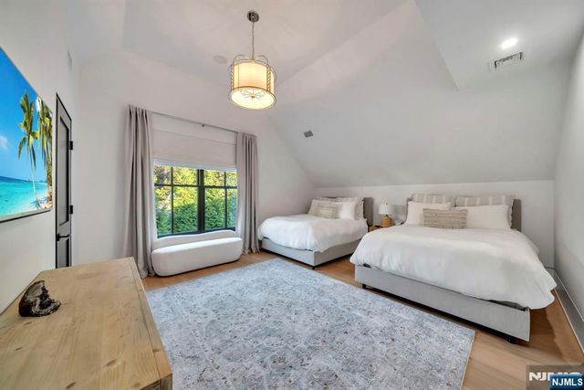 15 Stonegate, Old Tappan, NJ 07675