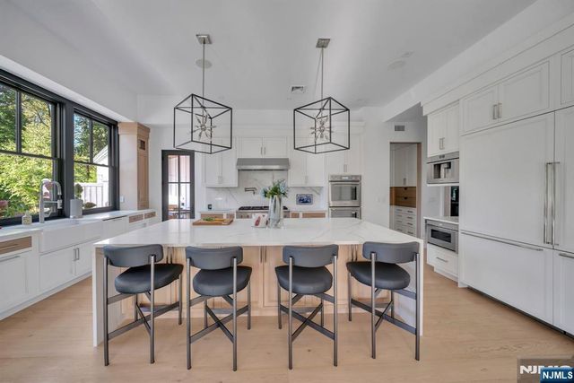 15 Stonegate, Old Tappan, NJ 07675