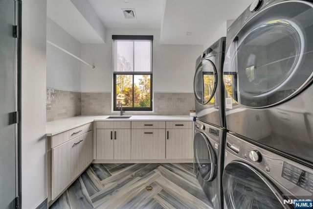 15 Stonegate, Old Tappan, NJ 07675