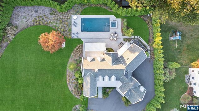 15 Stonegate, Old Tappan, NJ 07675