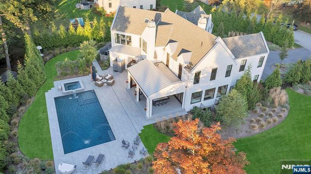 15 Stonegate, Old Tappan, NJ 07675