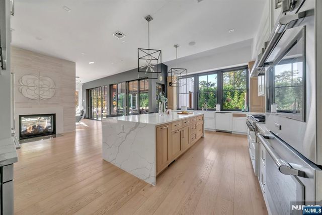 15 Stonegate, Old Tappan, NJ 07675