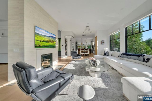 15 Stonegate, Old Tappan, NJ 07675