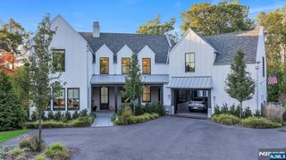 15 Stonegate, Old Tappan, NJ 07675