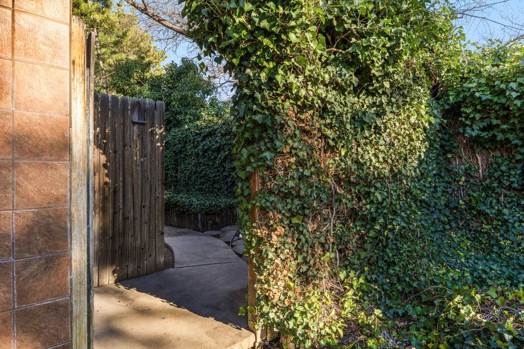 Image 13 of property listing at 12412 Chelwood Place NE, Albuquerque, NM 87112