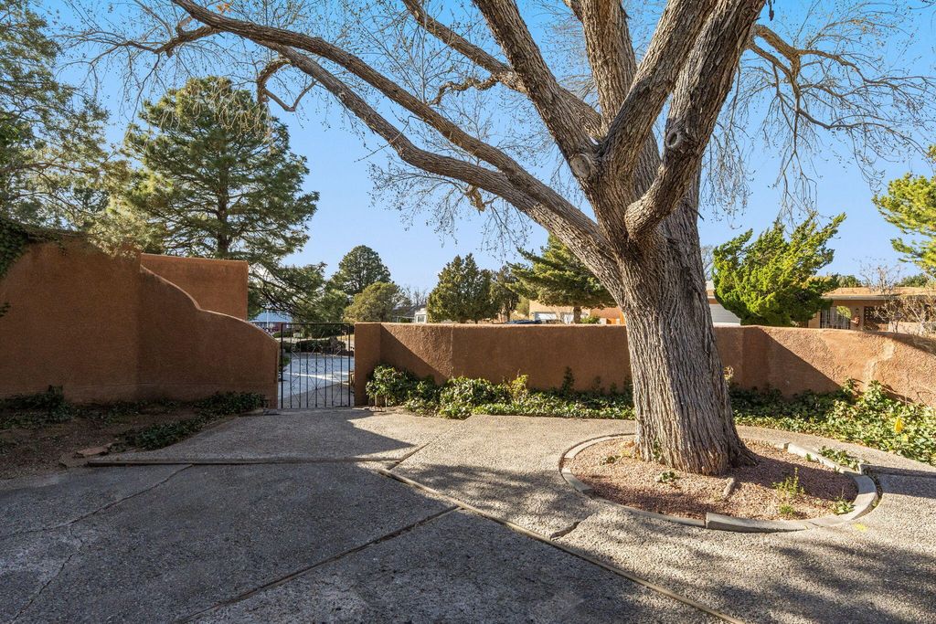 Image 6 of property listing at 12412 Chelwood Place NE, Albuquerque, NM 87112