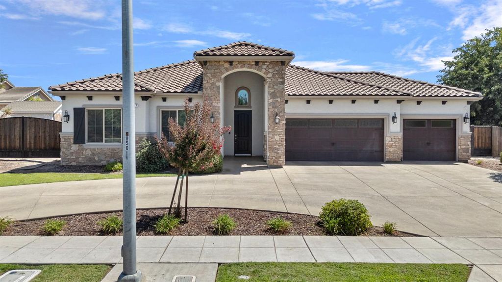 Image 1 of property listing at 287 S Westberry Boulevard, Madera, CA 93637