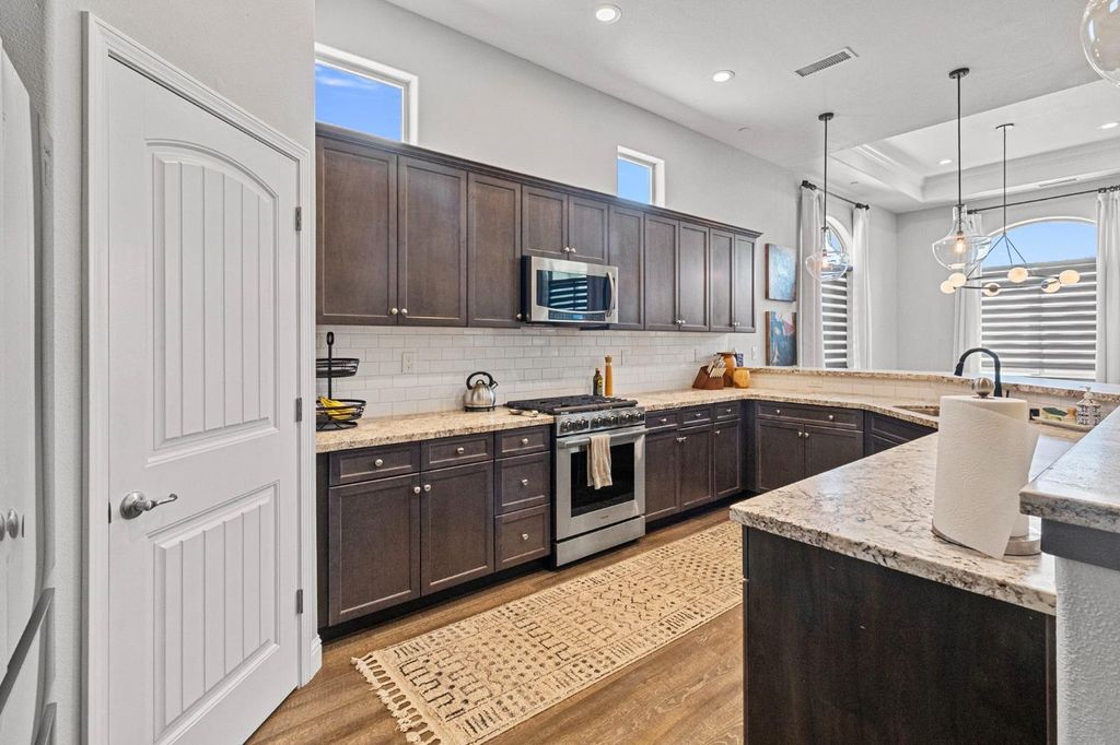 Image 15 of property listing at 287 S Westberry Boulevard, Madera, CA 93637