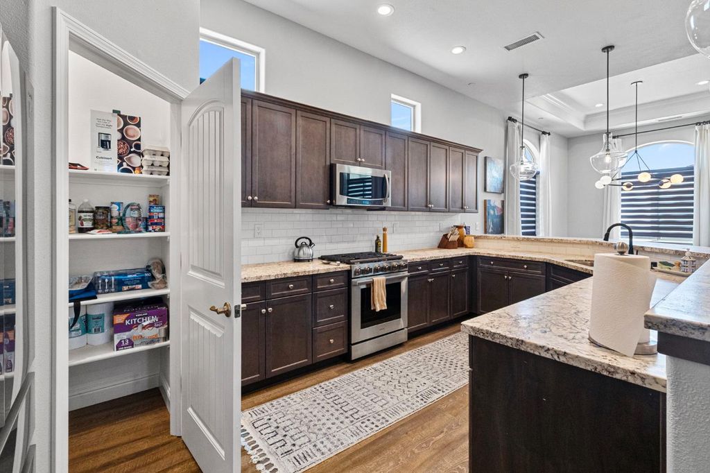 Image 16 of property listing at 287 S Westberry Boulevard, Madera, CA 93637