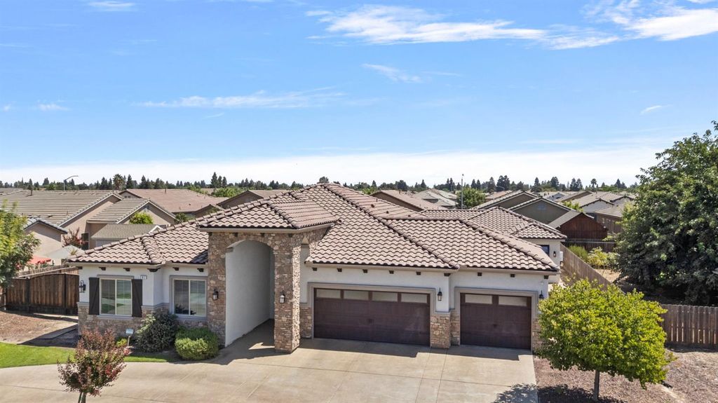 Image 2 of property listing at 287 S Westberry Boulevard, Madera, CA 93637