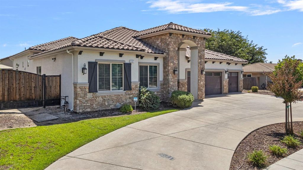 Image 3 of property listing at 287 S Westberry Boulevard, Madera, CA 93637