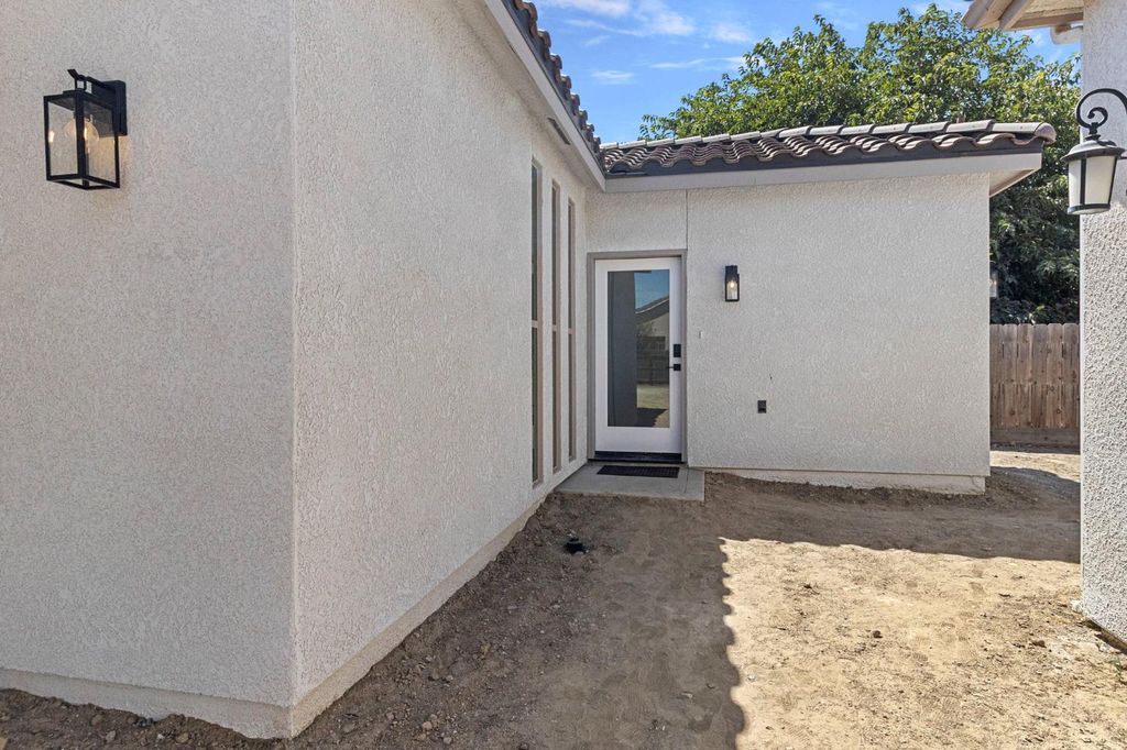 Image 37 of property listing at 287 S Westberry Boulevard, Madera, CA 93637