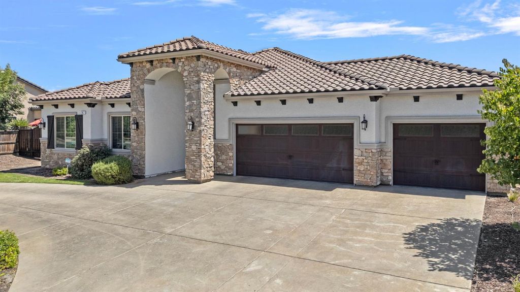 Image 4 of property listing at 287 S Westberry Boulevard, Madera, CA 93637