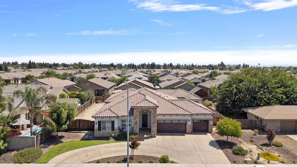 Image 5 of property listing at 287 S Westberry Boulevard, Madera, CA 93637