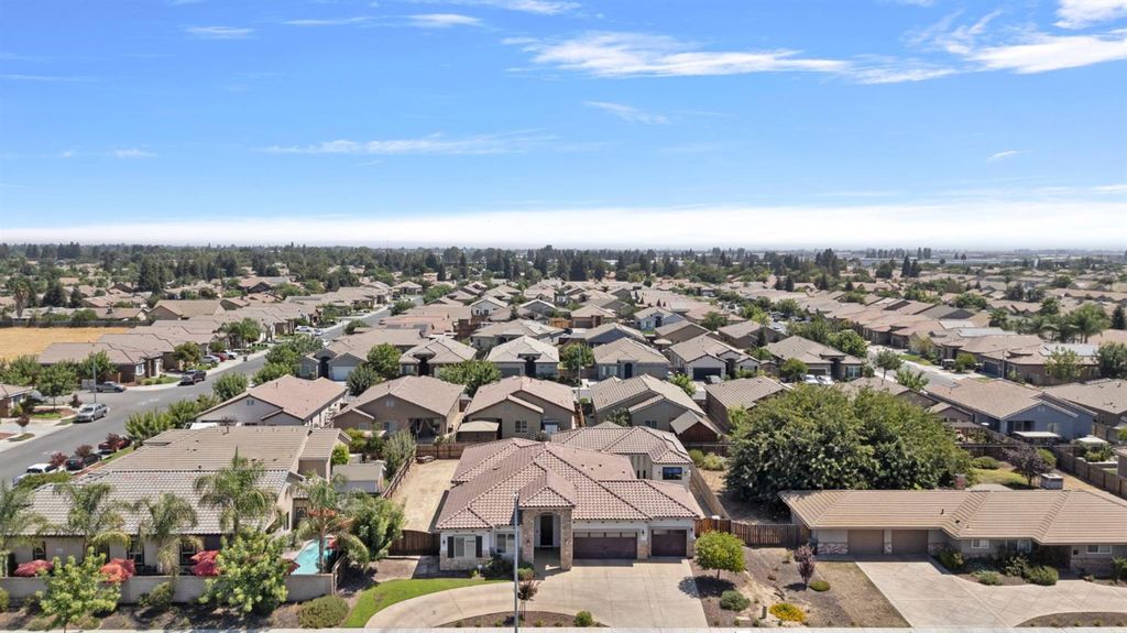 Image 6 of property listing at 287 S Westberry Boulevard, Madera, CA 93637