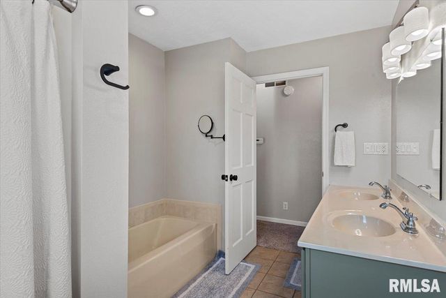 550 S 1ST Street, Sherman, IL 62684