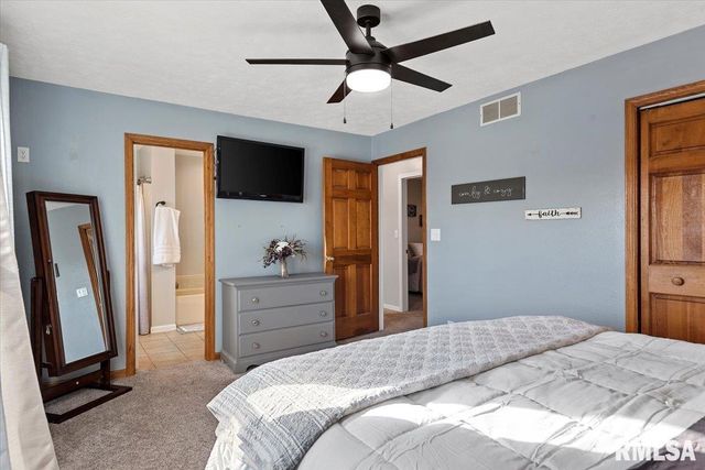 550 S 1ST Street, Sherman, IL 62684