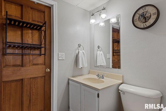 550 S 1ST Street, Sherman, IL 62684